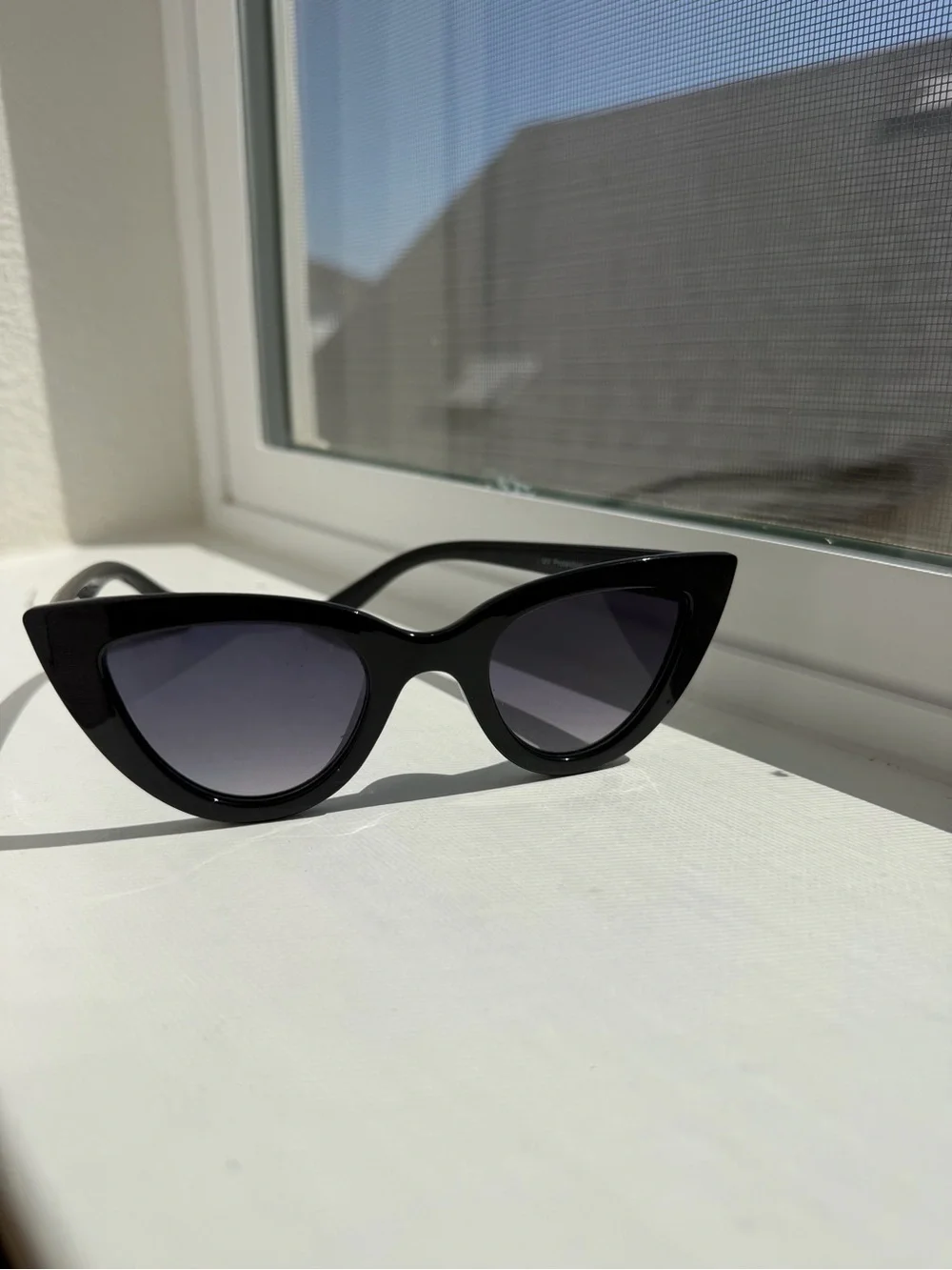Black Cat-Eye Women's Sunglasses - Le specs